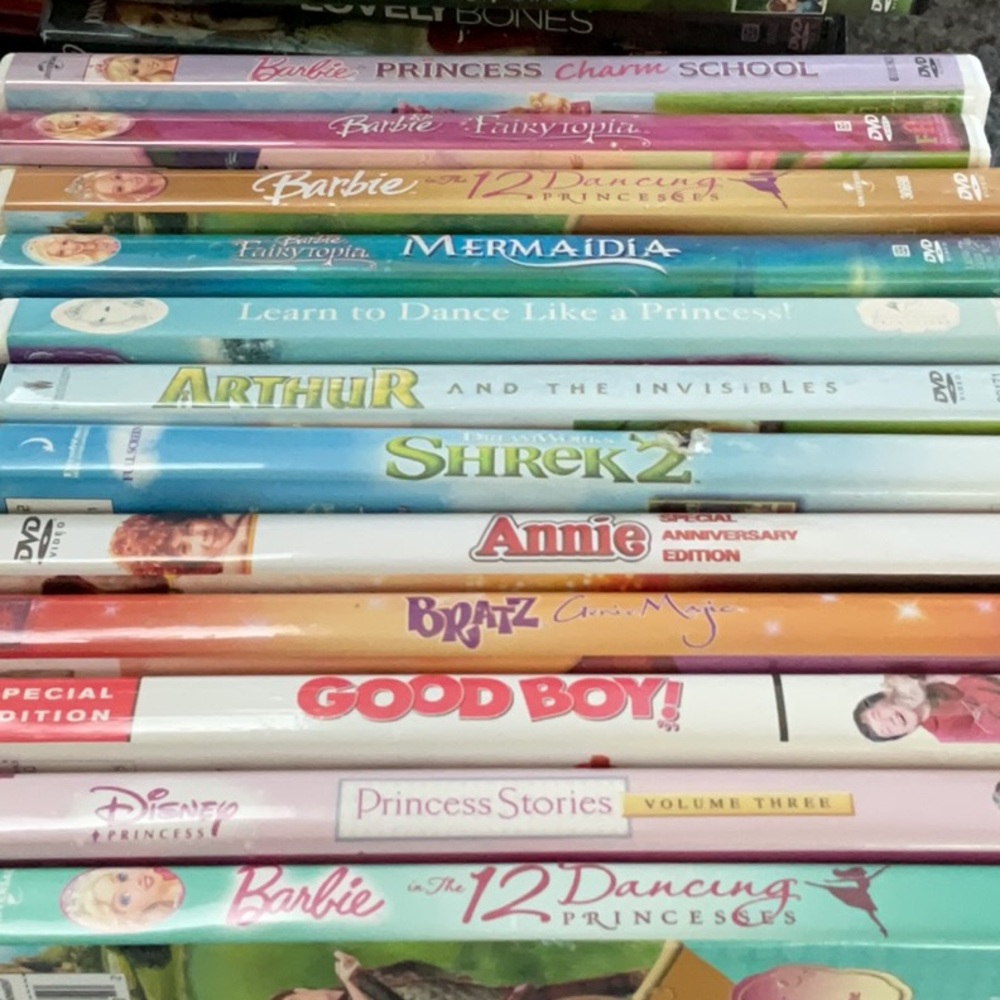 12 DVDs kids. Barbie, Shrek, Annie